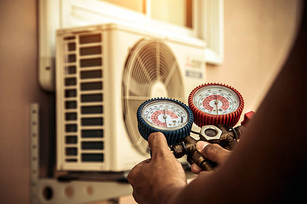 Professional Hvac technician working in Libertyville, IL